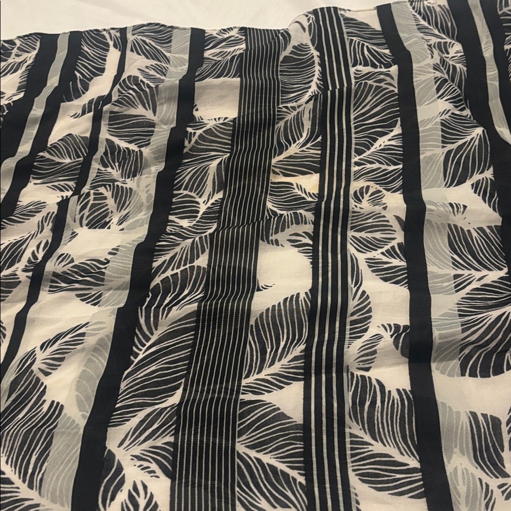 Talbots Black & White Leaf Pattern Oversized Scarf 70X52” fray hem Cotton Blend - Picture 12 of 12